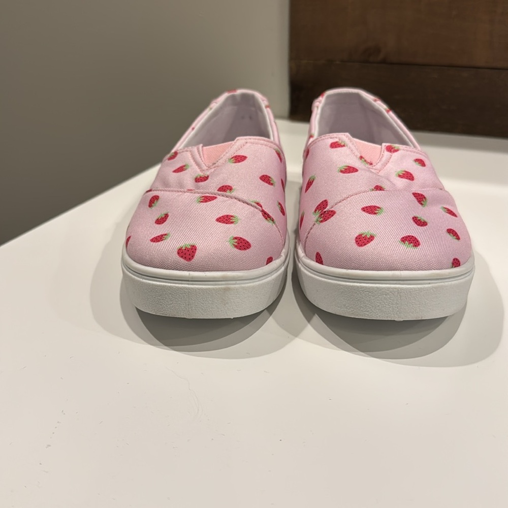 Isaac Mizrahi Women's Strawberry Flats - Picture 6 of 9